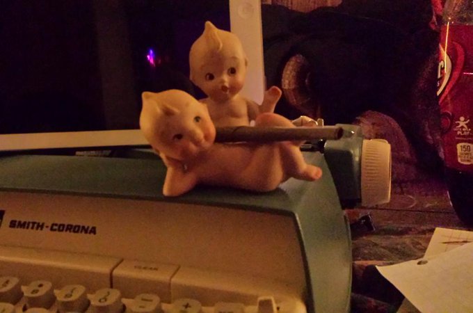 Babies just bickin back billin with da blunt 😂 http://t.co/kWsiogpJAG<a href="/tag/nodapl"class="tags"><span>#nodapl</span></a>