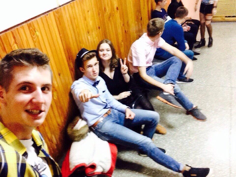 97Dashulka's tweet photo. Отдыхаем после осеннего бала с мальчиками
Любимые одноклассники 😘 http://t.co/AMh0nwndeh