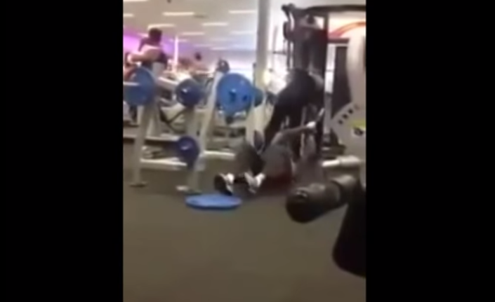 BleacherReport's tweet photo. VIDEO: This guy completely forgot how to work out http://t.co/0EiDy2f6rT http://t.co/rHoBbdIPhT