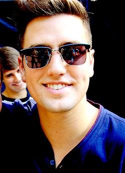 BTRDreamer's tweet photo. “@PanosSeremetis: @mtvema #HottieOfTheWeek @1LoganHenderson X1 http://t.co/yYc4CZpsh6” but look at James LOL!