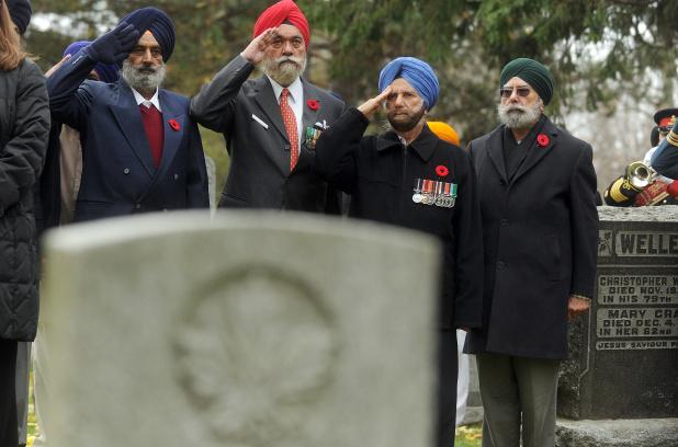 Hundreds gather to honour Sikh soldier who fought and died for adoptive country in WWI  ow.ly/E4tuy
