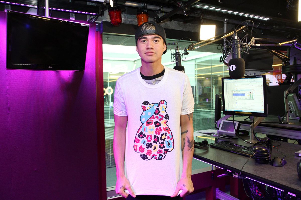 wearing the @BBCCiN @gilesgilesgiles shirt, they're at bbc.co.uk/Pudsey if you wanna support children in need !