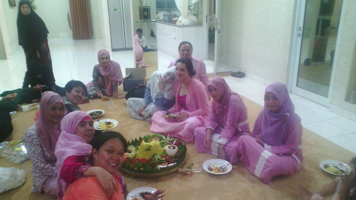 NURImaniac's tweet photo. @NURImaniac lg santai dan makan bersama @nurimaulida , @bbettari &amp; their families. pst kangen moment ini lagi *WLY* http://t.co/8ITQAqdx8g