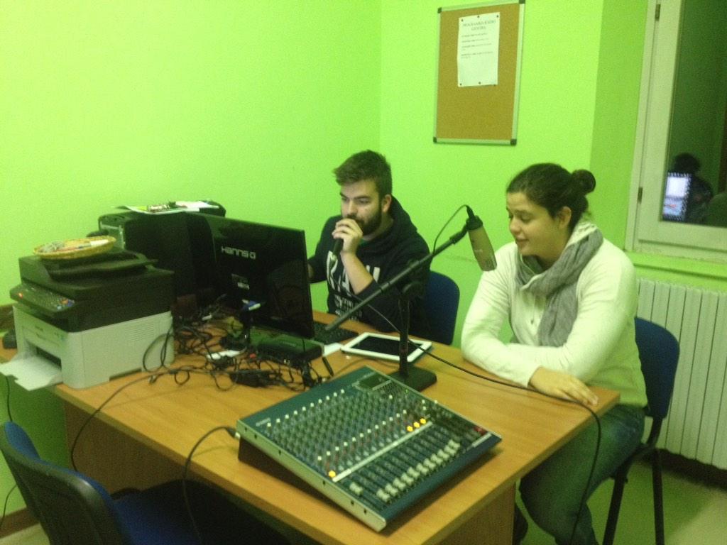 PFBroni93's tweet photo. On Air su @radio_giostra con Giulia Bona😂 http://t.co/0hXJUE6IMZ #OltreSport #Broni #lbflive http://t.co/28BJx6WrXo