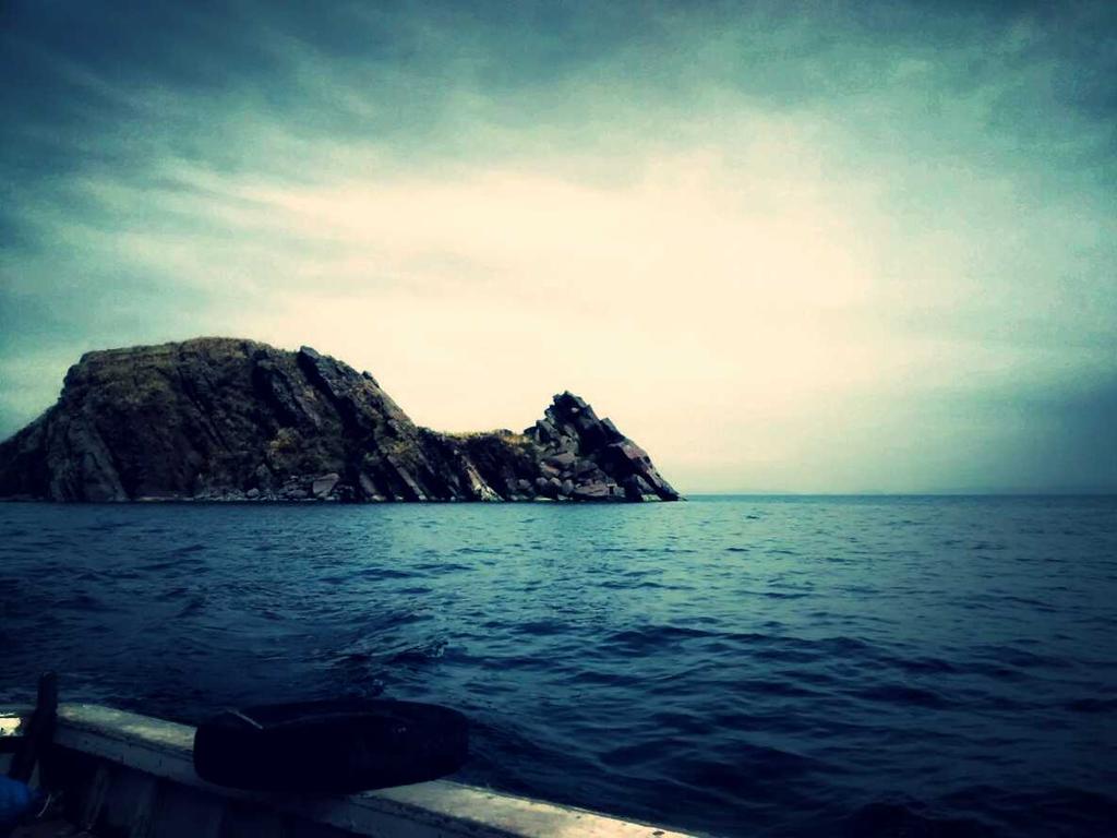 Una vista hermosa al amanecer la Isla de la Tortuga ubicada de camino a Amantani, bella creación de Dios...