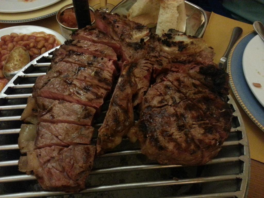 goobonci's tweet photo. 피렌체 티본스테이크집 La Gratella, 훌륭합니다. 양곱창 요리도 맛있네요. http://t.co/EfnZTUs5Nz