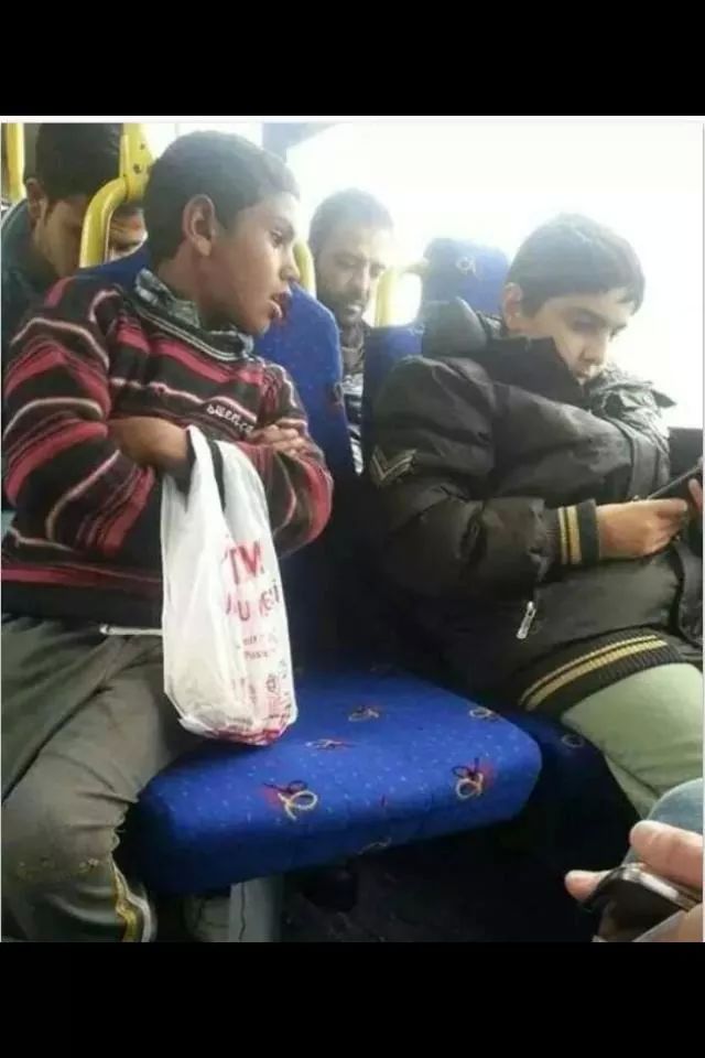 _KomutanLogar's tweet photo. Adaletsiz dünyanın en hüzünlü fotoğrafı. http://t.co/Ge8cWpnb1A