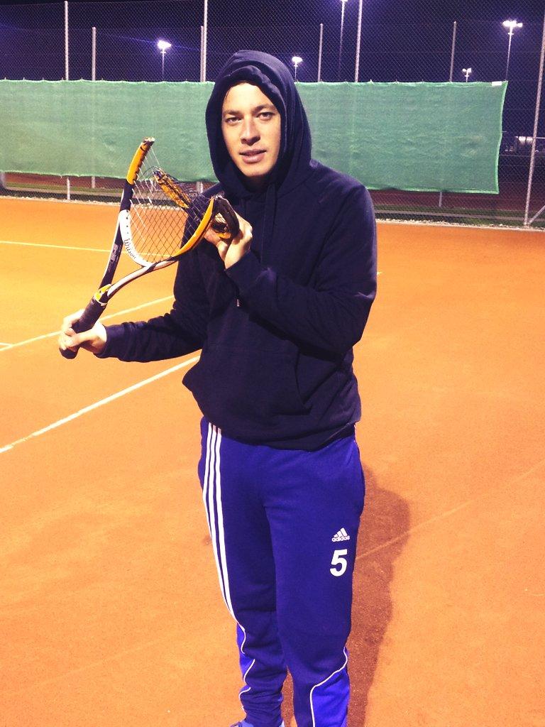 JanRoFischer's tweet photo. This time he did it after a tough defeat. #badluck #nothisday #smashedracket #paolobirrerneverwins http://t.co/JFPqg6rPin