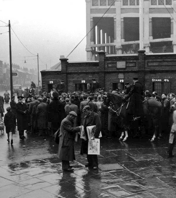 OnlyLiverpool's tweet image. The Anfield Kop in 1953.