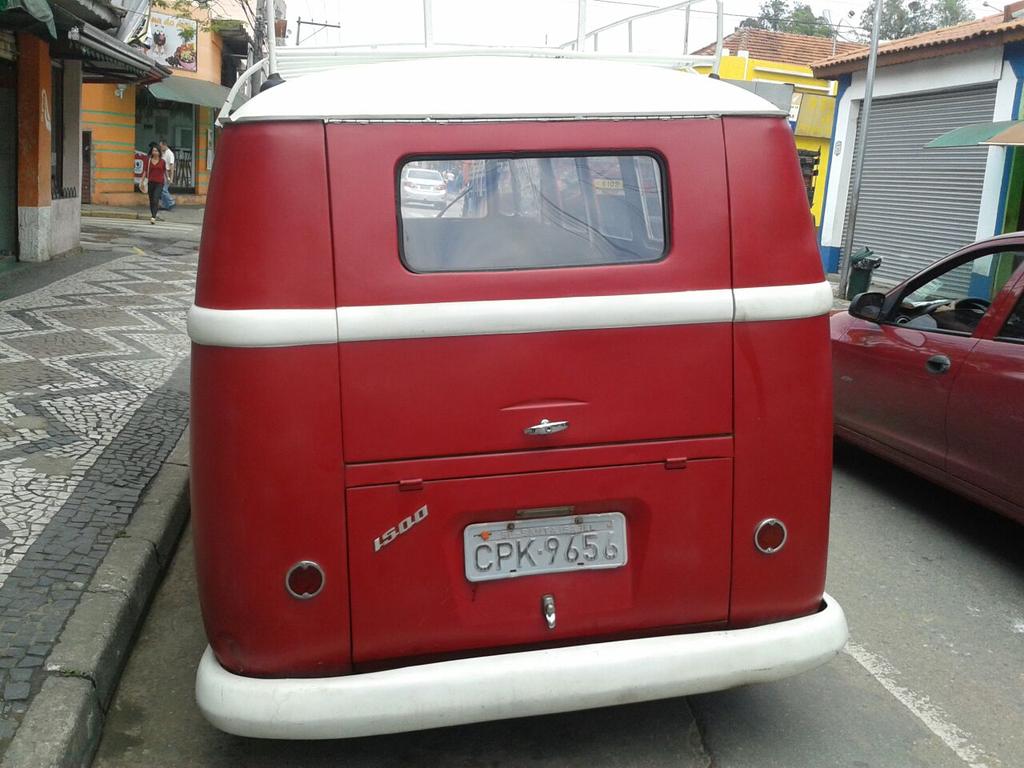 New purchase #vwkombi#vw4life#vwbus nice little MUFC colours 13 window kombi arriving soon..... SOLIDKOMBISFORSALE.