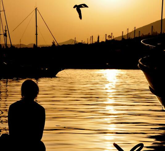 SiirinNotalari's tweet image. İnsanların şiir okuduğu yerlere gidelim seninle...