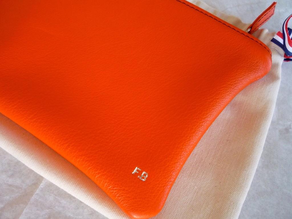 GastonetLucien's tweet photo. Pochette femme personnalisée en cuir orange et fil noir !
#mode #pochette #madeinFrance http://t.co/uk21VS5caT