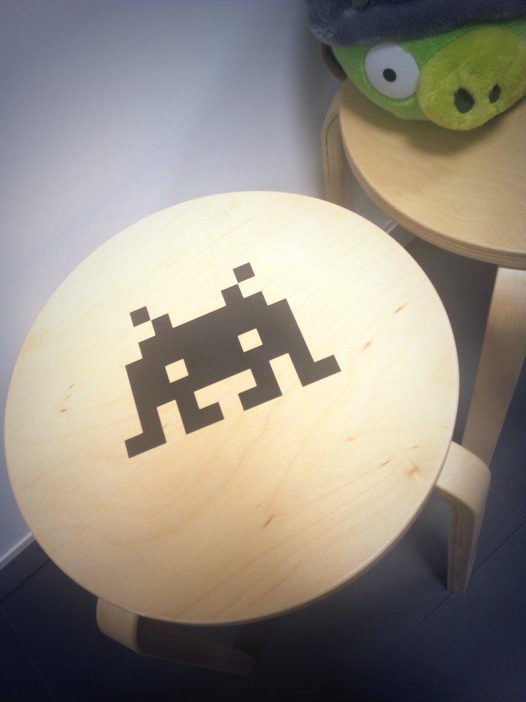 mrkoala's tweet photo. Siéntete friki. O siéntate, friki. Taburetes en la ofi de @carbonbyte :) http://t.co/B4tDNn19XE