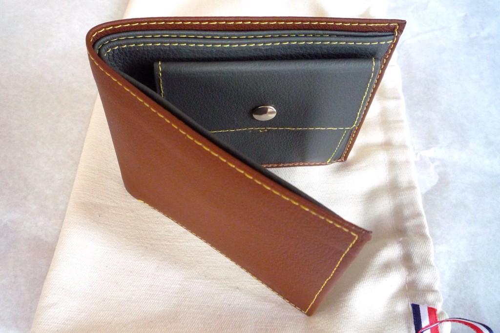 GastonetLucien's tweet photo. Notre nouveau cuir marron est arrivé ! 
Il est moins grainé et plus foncé.

#portefeuille #cuir #Bourgogne http://t.co/aKP9AB5Tbz