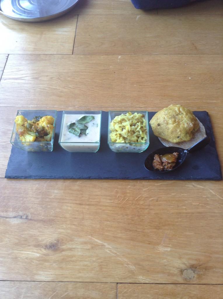 foodstuffbiz's tweet image. Gujarati canapé tasting plate #slateplate #Gujarat #foodstuff