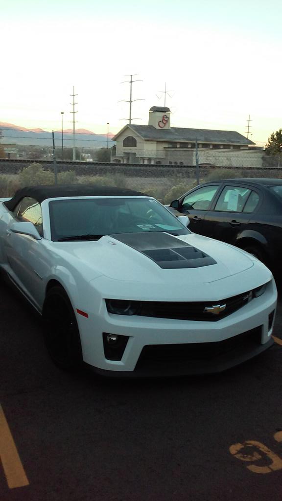 swimsmith26's tweet photo. Music and cars, hell yeah! http://t.co/4g1ZuLU6W6