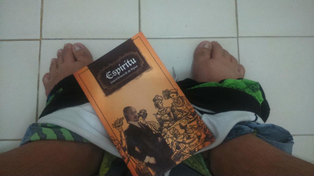 rygooze's tweet photo. @lourddv Salamat sa bago mong libro, muling may babasahain na ako sa trono.. 
(uy rhyming!) http://t.co/gH5C4G79eF