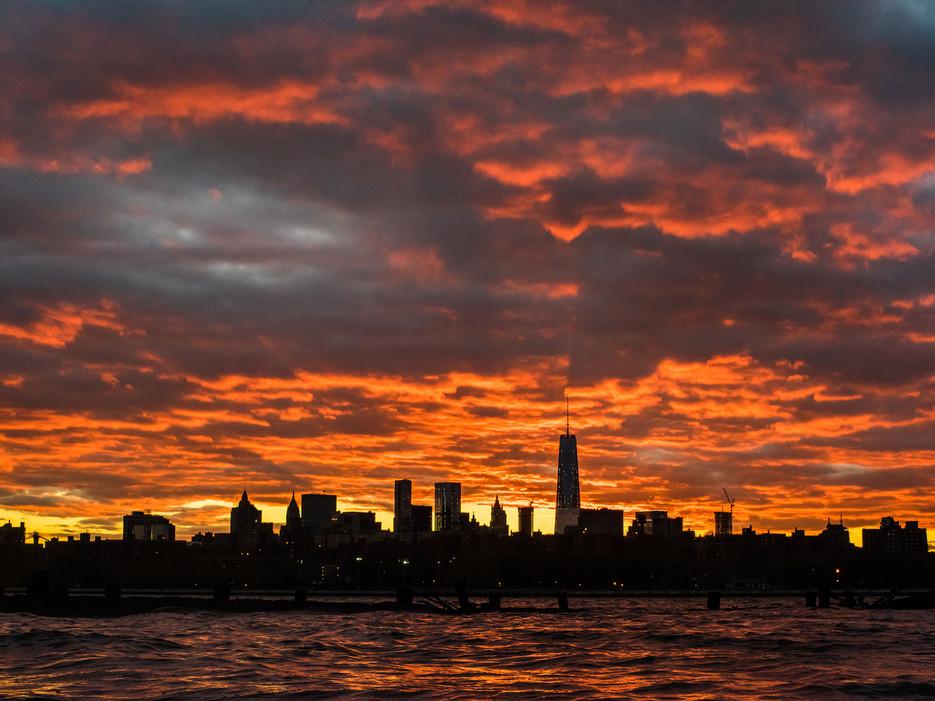 CNTraveler's tweet image. Here's where to go for the best sunset watching in #NYC: oak.ctx.ly/r/20qvr via @jinnaboo