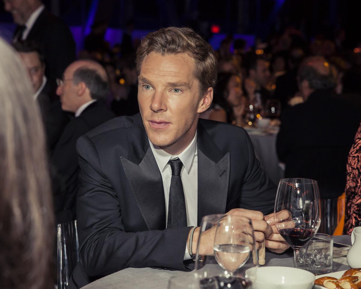 Benedict Cumberbatch, Jon Hamm and more stars mingle with scientists at the Breakthrough Prize vnty.fr/1AWimac