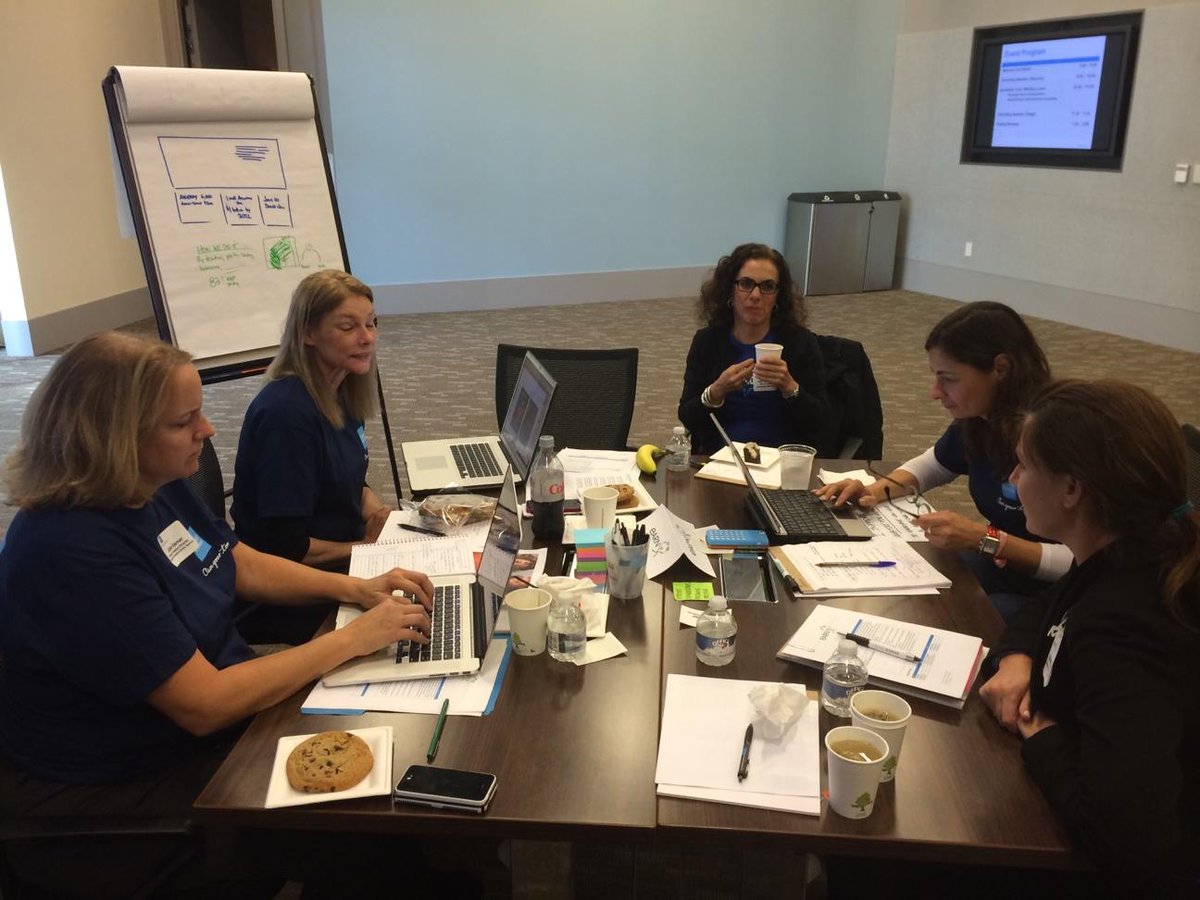 wearesaverlife's tweet photo. #EARNies+#Schwabbies work together to develop collateral for EARN. Thanks to @CharlesSchwab+@CommonImpact! http://t.co/HkROQBIZ10