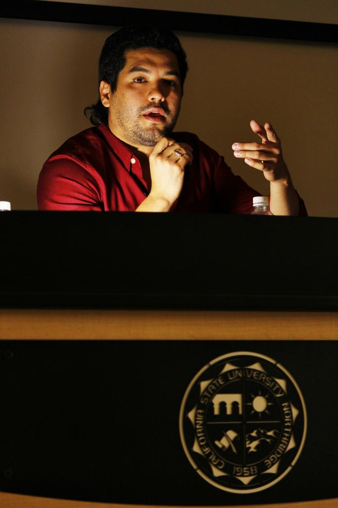 mrjuliohuerta's tweet photo. #oscarmartinez author of "The Beast" #TheBeastCSUN live @CronistaOscar http://t.co/hhDhgd8Ud1