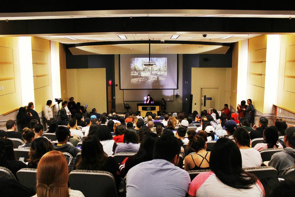 mrjuliohuerta's tweet photo. #oscarmartinez author of "The Beast" #TheBeastCSUN live @CronistaOscar http://t.co/OroYlzqqFv