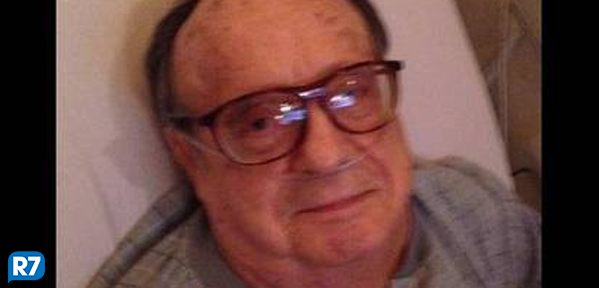 portalR7's tweet photo. Roberto Bolaños, intérprete de Chaves, aparece debilitado em foto  http://t.co/srGEdbpDZg http://t.co/DdRLL3CgRZ