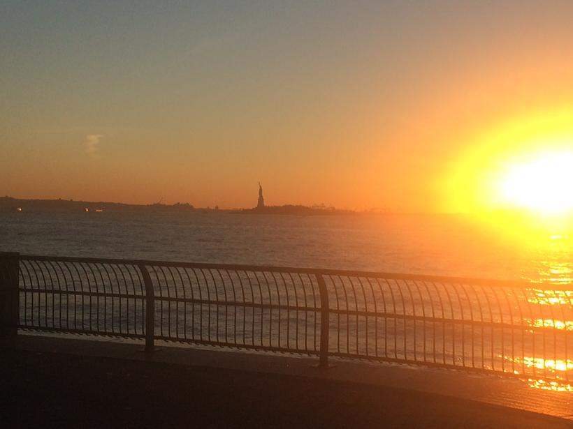 therealaxford's tweet photo. @EverythingNYC sunset like a ball of fire this evening #bestcommuteintheworld http://t.co/JRFsMLrKZb