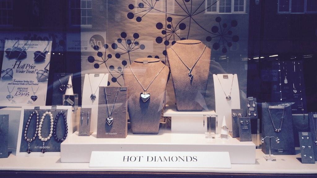 MantonsJeweller's tweet photo. Christmas coming soon. Keep an eye out for our brand new e-commerce website http://t.co/scCzoZ0TxI http://t.co/9tG19O5cks