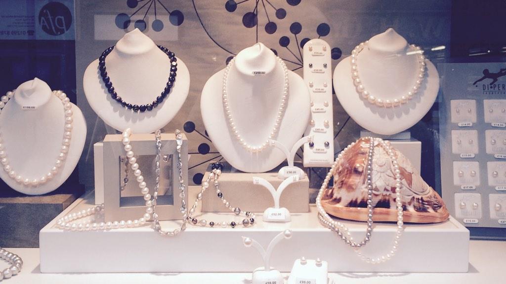 MantonsJeweller's tweet photo. Christmas coming soon. Keep an eye out for our brand new e-commerce website http://t.co/scCzoZ0TxI http://t.co/9tG19O5cks