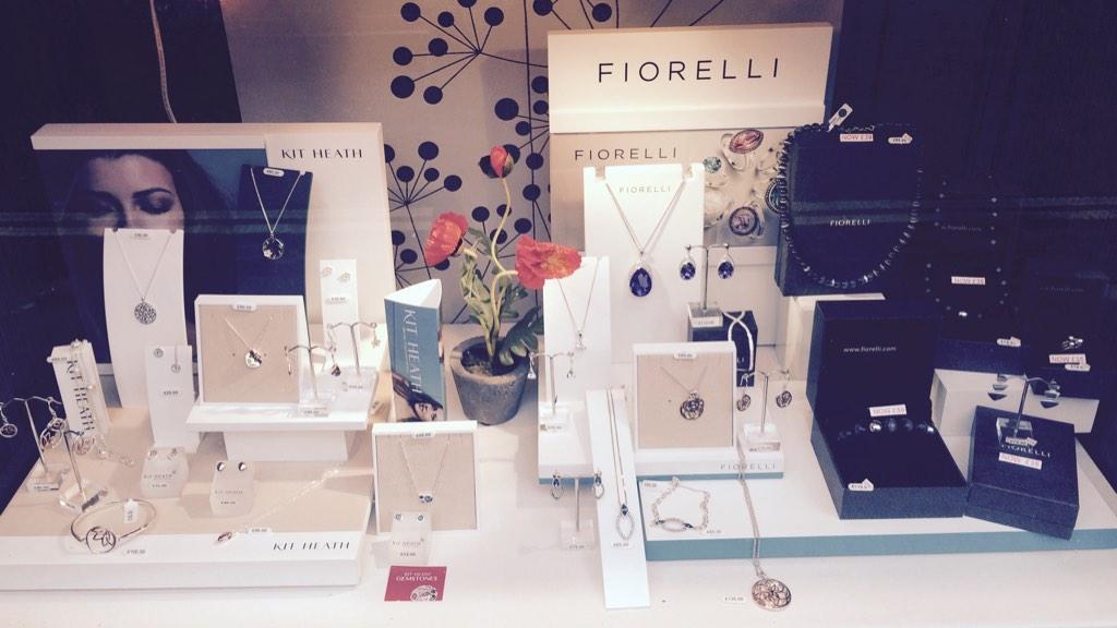 MantonsJeweller's tweet photo. Christmas coming soon. Keep an eye out for our brand new e-commerce website http://t.co/scCzoZ0TxI http://t.co/9tG19O5cks