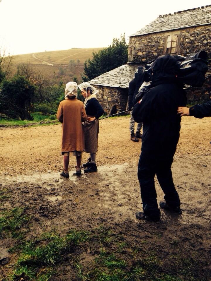 manuela_velles's tweet image. De esta guisa las dos Marías!No vaya a ser qe se nos deshaga la permanente #LobosSucios @MarianAlvarezWB @simoncasal