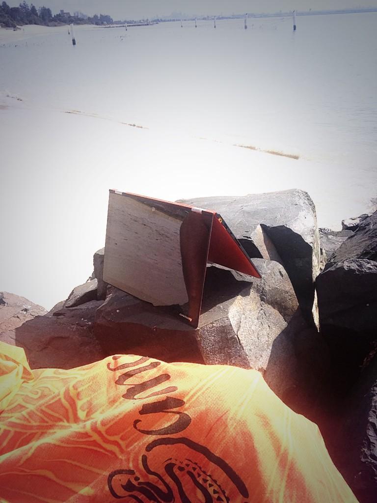 NigelVagana's tweet photo. My Polynesian office for today.. LavaLava✔️ laptop✔️ beach✔️ food✔️ Bit rocky though..😎 #YOGAmyway #PolyMyWay #Fala http://t.co/0fPbkUiUfs