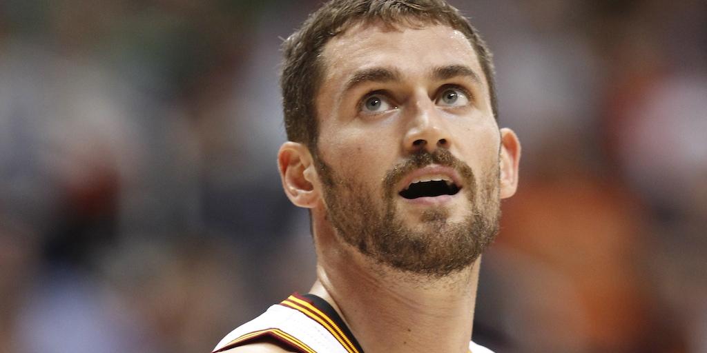 theScore's tweet photo. Report: Kevin Love eyeing L.A. return in free agency. HELLO, KOBE! http://t.co/idAPFmSY7C http://t.co/tPf1fdLQYJ