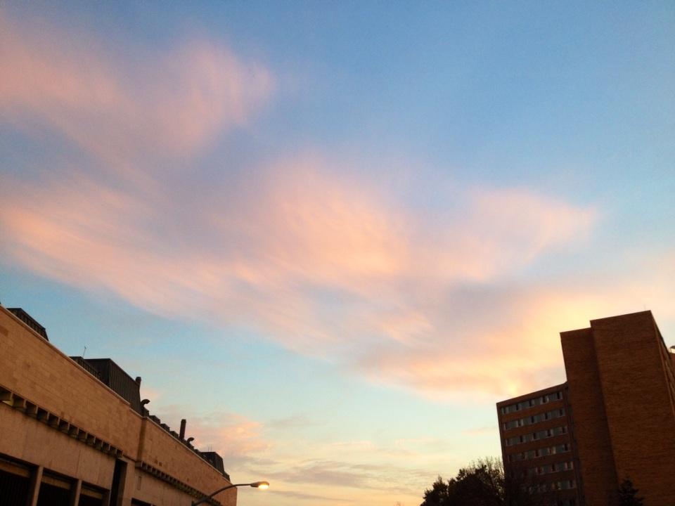 TheNumber1Dads's tweet photo. Cirrus clouds this evening looking awesome with the sunset light coming through. @uwaos100_2014 #DAKHO http://t.co/YqMV170kNu