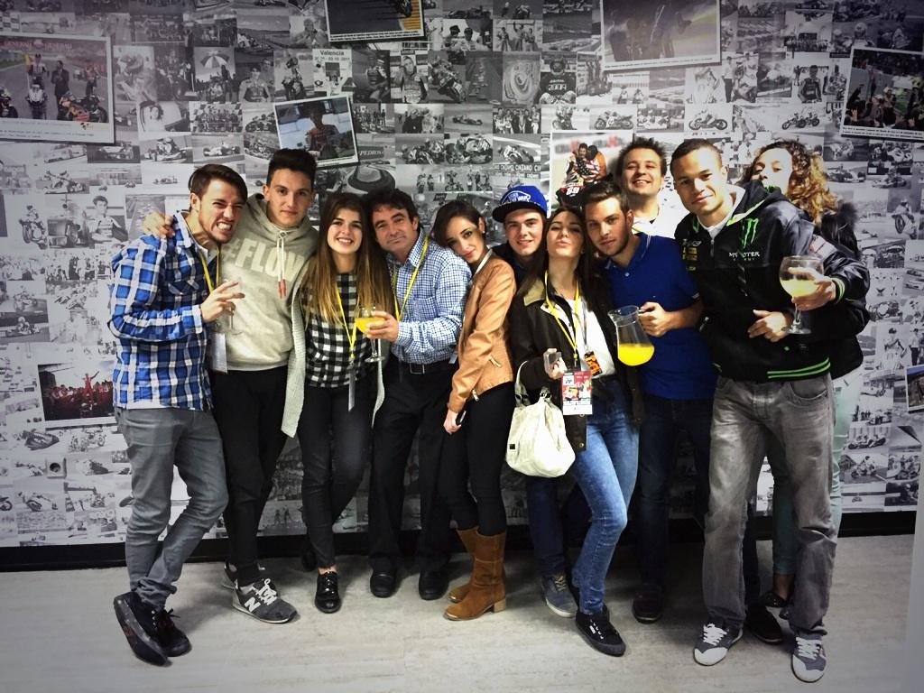 Lucia9810's tweet photo. Buenísimas noches después de 4 días inolvidables y con gente mejor aún!!! ☺️👊✊👊👊 #Cheste2014 #MotoGP #ValenciaGP http://t.co/NfZ8pTMF89