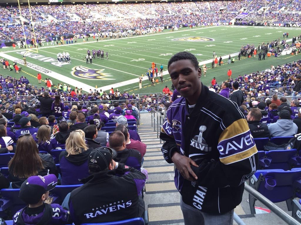 datmanBlue27's tweet photo. Squad up at game http://t.co/41svuQEGQY