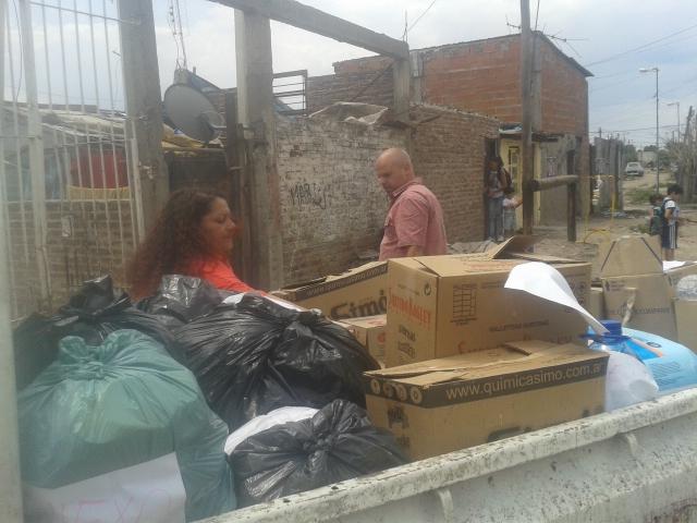 paolopez78's tweet photo. Entregamos donaciones en Barrio la Fe y Anexo.Gracias Marita y Vanina x comprometerse con sus barrios #LanusSolidario http://t.co/0zsfKViw2m