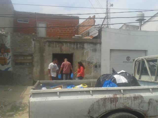 paolopez78's tweet photo. Entregamos donaciones en Barrio la Fe y Anexo.Gracias Marita y Vanina x comprometerse con sus barrios #LanusSolidario http://t.co/0zsfKViw2m