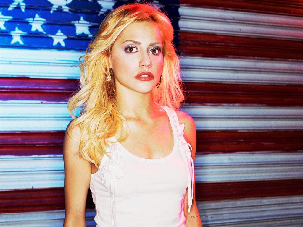 Happy birthday to Brittany Murphy. Shes a dime. 