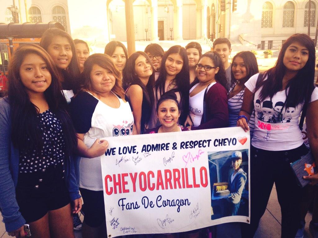 ccfansdecorazon's tweet photo. #ccfdc presente ayer apoyando a @XcheyoC ❤️🌹 http://t.co/RnMTfenGjl