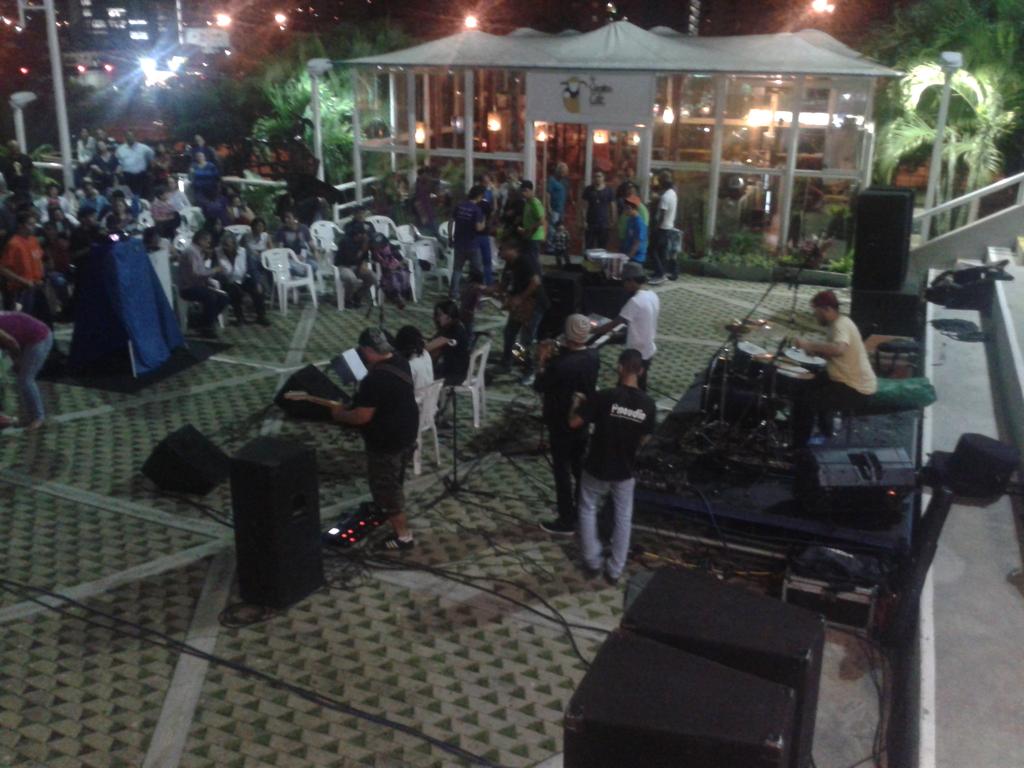 OrquestaRock's tweet photo. Prueba de sonido #FCB14 ahora mismo entrada gratuita en nuestra espectacular @laflorvzla http://t.co/LunEnoZ6SZ