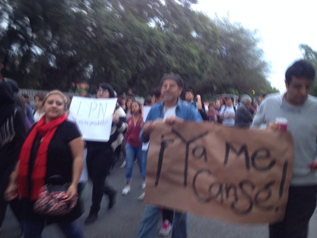 lavinsky1's tweet photo. Marcha con México #PorLosQueSeQuedan #Ayotzinapa #peñanoesmipreaidente http://t.co/SL7MwWLSe2