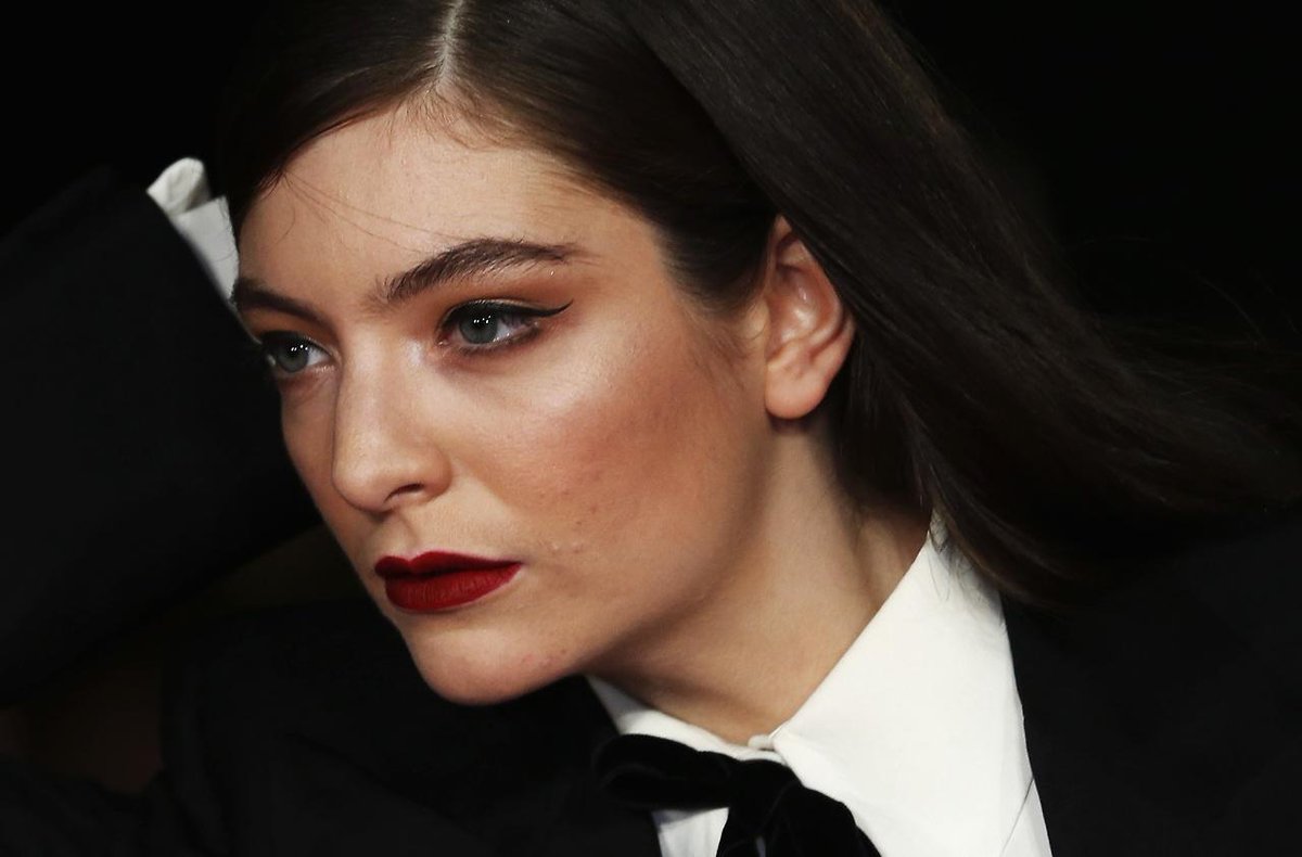 LordeBrasil's tweet photo. 🌻 VOTE VOTE VOTE 🌻

@lordemusic Favorite Female Pop/Rock Artist #AMAs http://t.co/aW6DsW4n9d