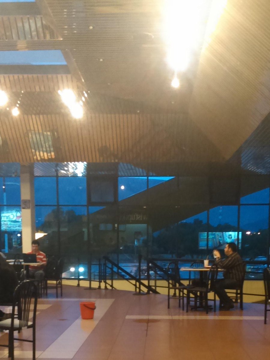 paolitrupv's tweet photo. @PeriodistaV @LosTiemposBol. El aeropuerto de cbba con goteras evidentes http://t.co/64TdH5qybE