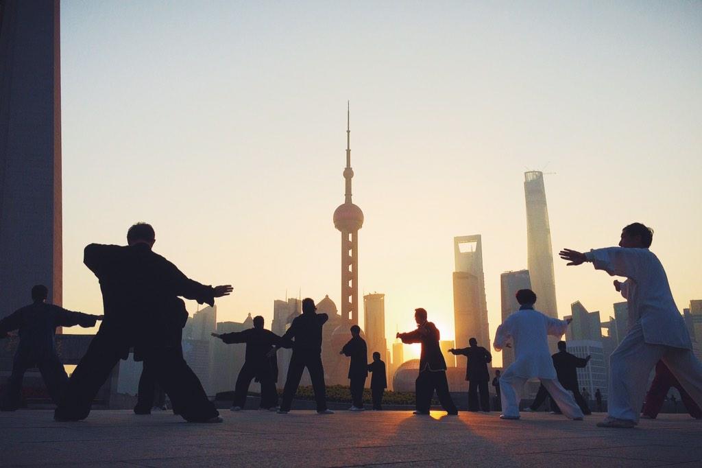 olespata's tweet photo. Guten Morgen #Shanghai #ThaiChi vor der #Skyline | mit #weilinchina heute beim Containerhafen #dpa #dpavolo @dpalni http://t.co/KPpi91qeiF