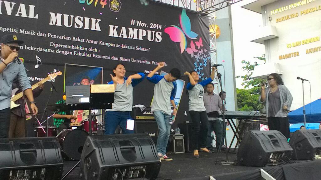 #TAXinHarmony 3 orang maju ke atas panggung dan joget segokil2nya untuk memperebutkan powerbank, siapa yg menang ya?