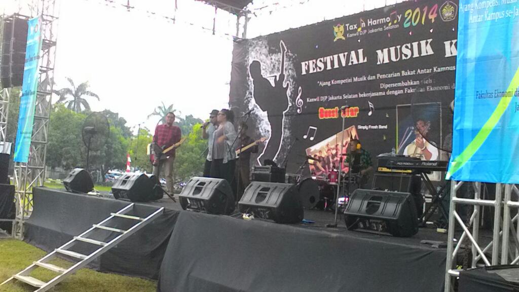 pandupajak's tweet photo. #TAXinHarmony @SimplyFresh_SF kembali beraksi dengan membawakan lagu bertema #pajak ^^ http://t.co/GmQCZmvsgj