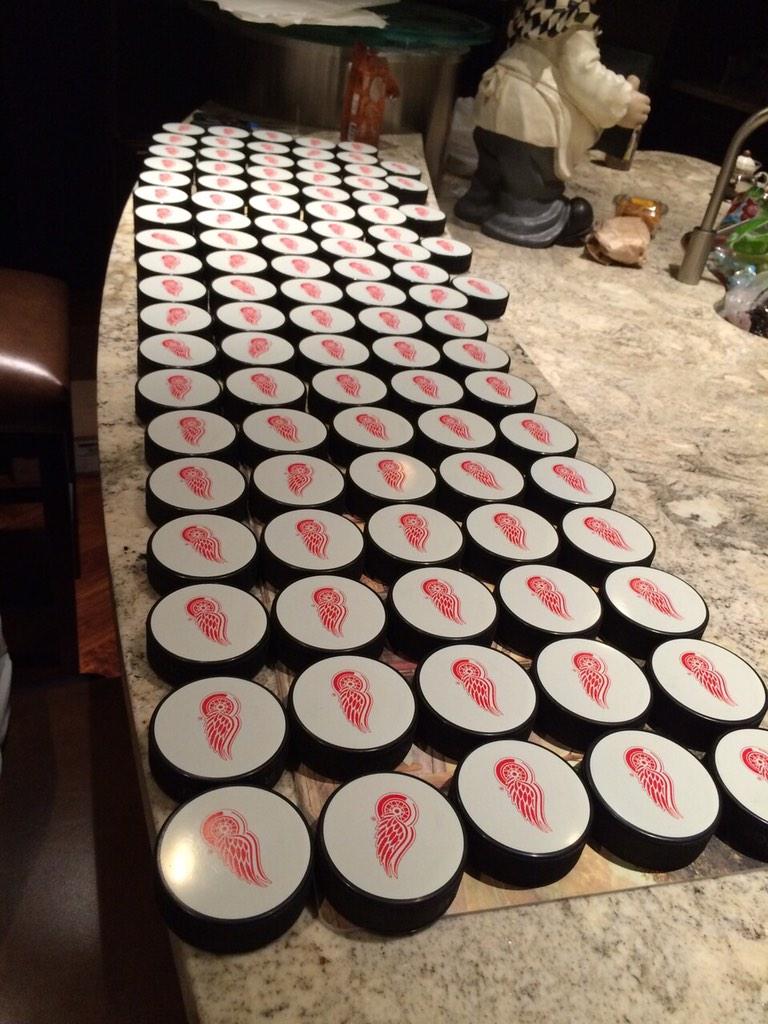 greta814's tweet photo. “@Datsyuk13: About to sign some pucks. Any takers? http://t.co/MKEXqJ5Ufl” uhhhhh @Burnsy877 ?? 😳⚫️