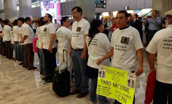 EZapata201's tweet photo. "@alexmelon: Protestan por #Ayotzinapa en la Terminal 2 de AICM @mirarafondo #AccionGlobalporAyotzinapa #YaMeCanse http://t.co/ytlVyp5uHp"